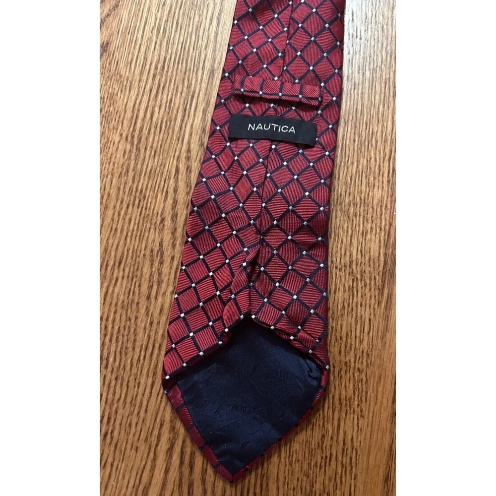 NAUTICA MENS NECK TIE RED WITH NAVY BLUE AND WHITE 3.5 X 56
